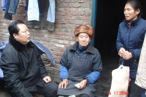乐山市政协副主席李泽宗(左一)到马边县劳动乡慰问困难群众