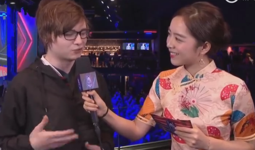 lol:余霜穿旗袍担任主持,采访sneaky衣服引热议,管泽元再躺枪