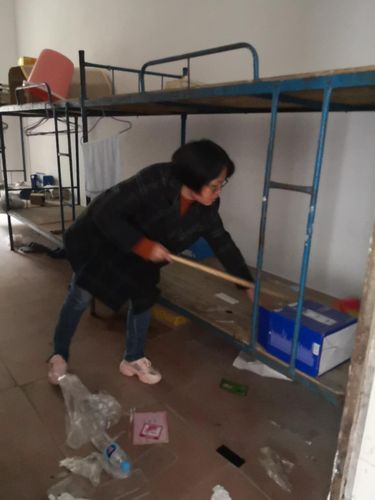 上犹三中全体教师携手校园清洁