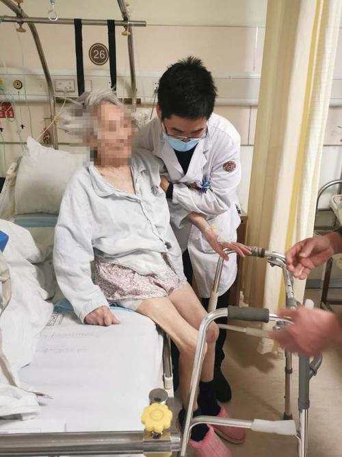 102岁老人遭遇"人生最后一次骨折",是手术还是保守治疗?家人进退两难