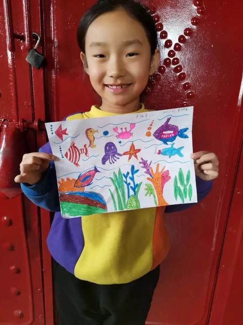 一年级三班美术课《海底世界》作品展示