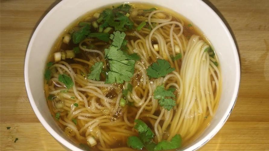 4汤面的做法4:首先切牛肉,焯水备用,切葱姜蒜爆炒,加入八角,豆瓣酱和