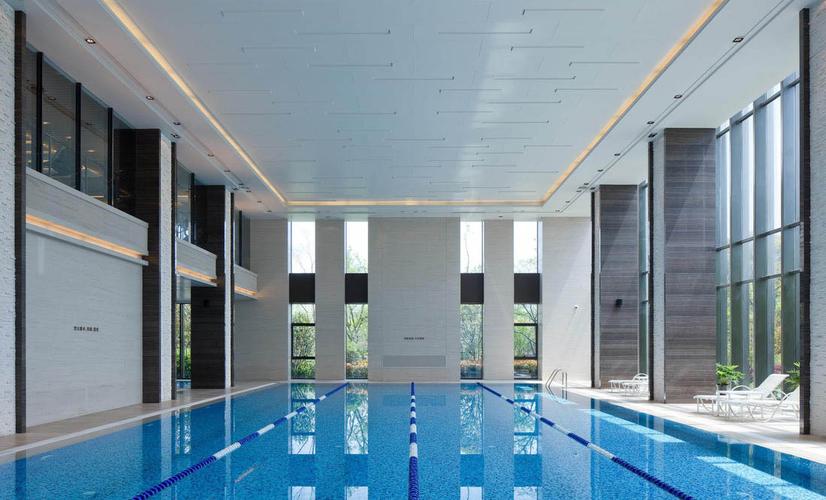 私人室内游泳池最小尺寸一般是多少别墅庭院10米可隐藏式游泳池设计