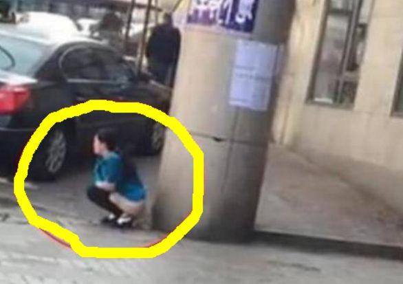 女子内急,在火车站当众脱裤子小便,路人纷纷指责她不知羞耻