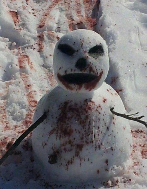 "惊悚版雪人"吓尿路人,晚上碰见一定会做噩梦整晚