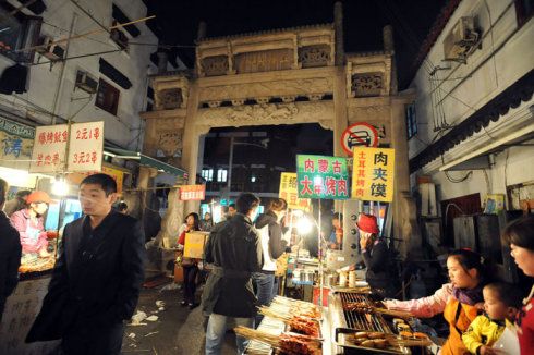 上海老街大排档聚集,与上海小吃无关.牌楼外面就是城隍庙商业街.