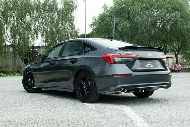 第十一代思域的尾部拥有着更为紧绷且富有张力的尾部线条,相比第十代