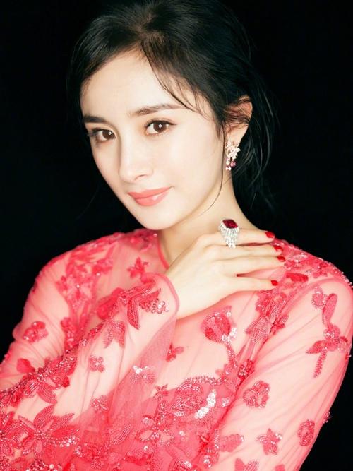 杨幂携手伯爵珠宝出席电影盛会自信优雅魅惑迷人