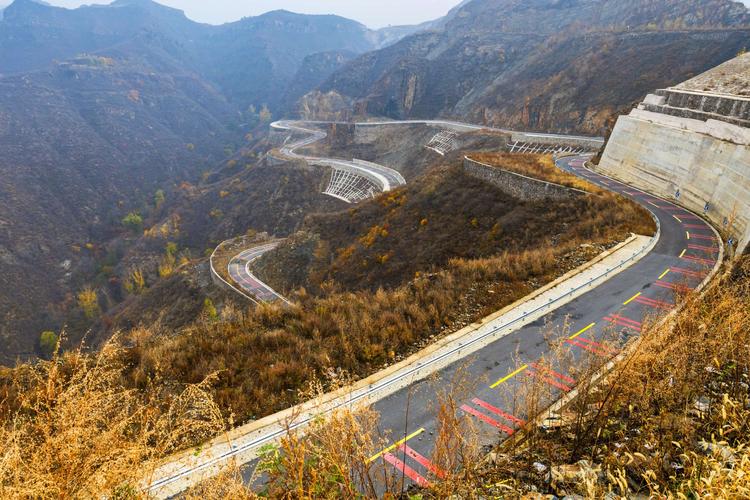 秋行房山红井路 写美篇         红井路是一条蜿蜒盘旋于北京房山区