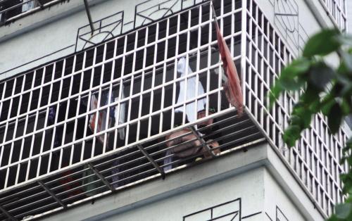 阳台防盗窗上小孩哭了三四个小时 原是虚惊一场