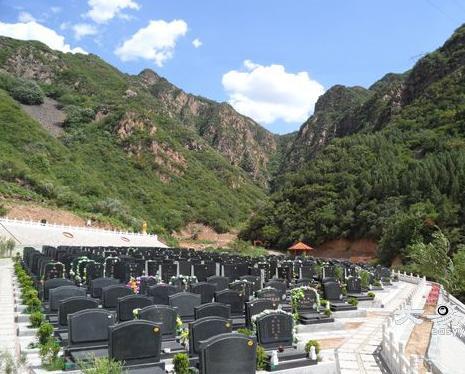 我们前面也讲到了"入山寻水口,登穴看明堂",当风水师实地考察阴宅风水