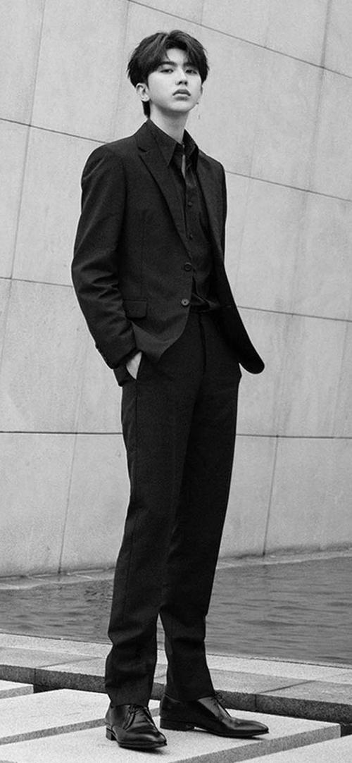 210424 蔡徐坤prada晚宴造型图及下班饭拍分享 吉他耳坠晃进每一个lsp