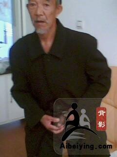 恋老净身图片_夕阳之约恋老净身图片_老人树林恋老净身图