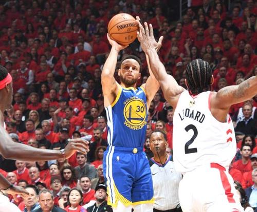 库里31分伦纳德26 12,勇士赢了猛龙没赢小卡,小卡输给