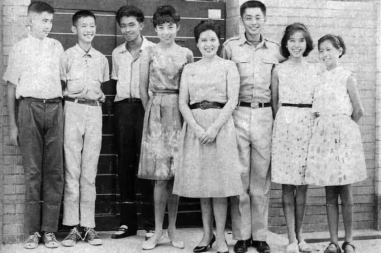 首页 最新资讯 > 正文   ▲(秦汉母亲与她的7个子女一起的合照)不得不