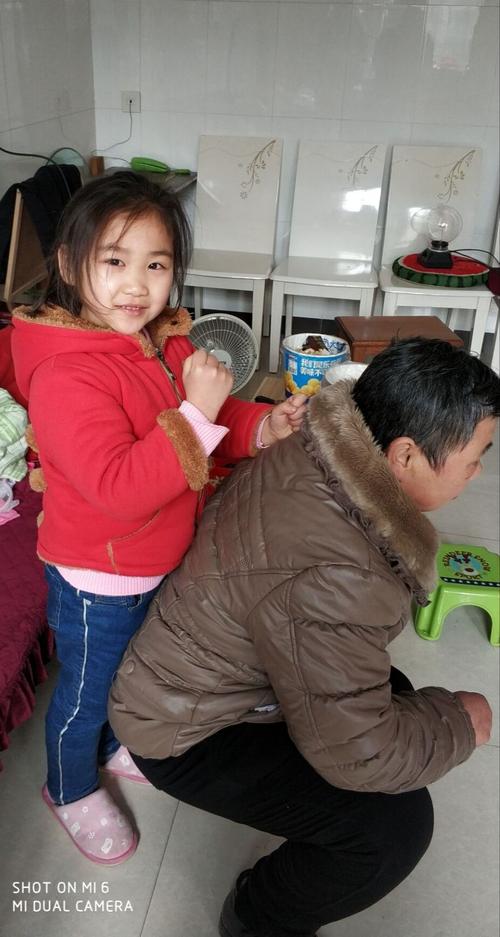 奶奶干活辛苦了,我给奶奶捶捶背!
