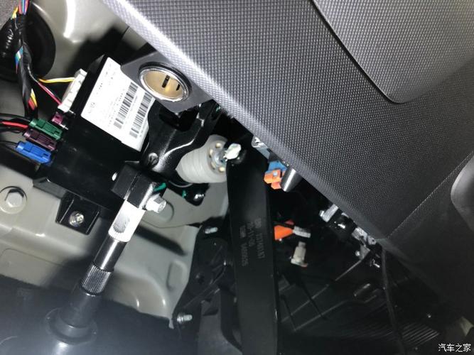 我在装导航的时候发现找不到点烟器,把这张照片发去车友群问,真不知道
