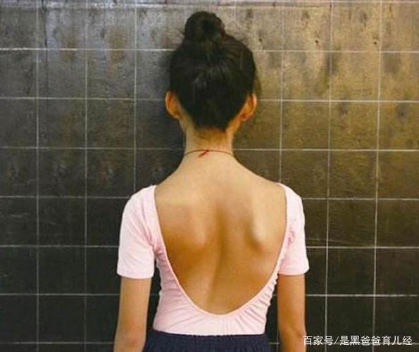 尿布穿不对容易脊柱变形?儿科医生:没错,这3个错误行为最坑娃