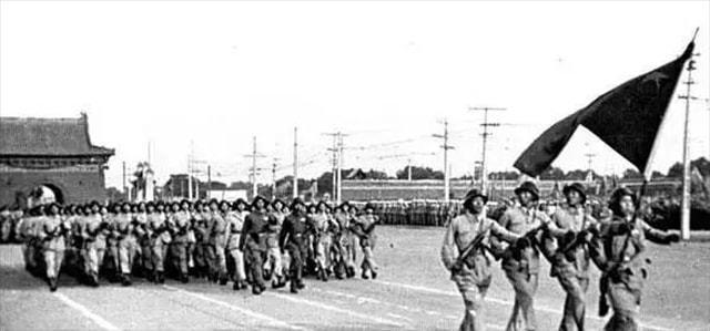 1949年西苑机场阅兵躲在毛主席身后未曾露面的是谁