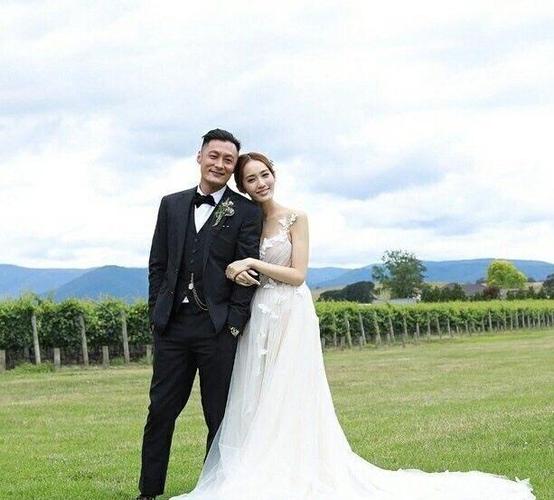 余文乐晒结婚照, 王棠云白色婚纱对镜甜笑, 不过素颜差别挺大的