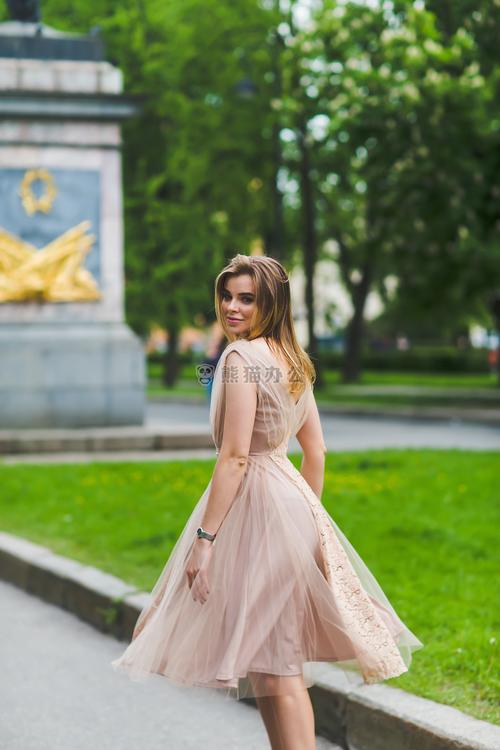 街拍俄罗斯美女写真图片