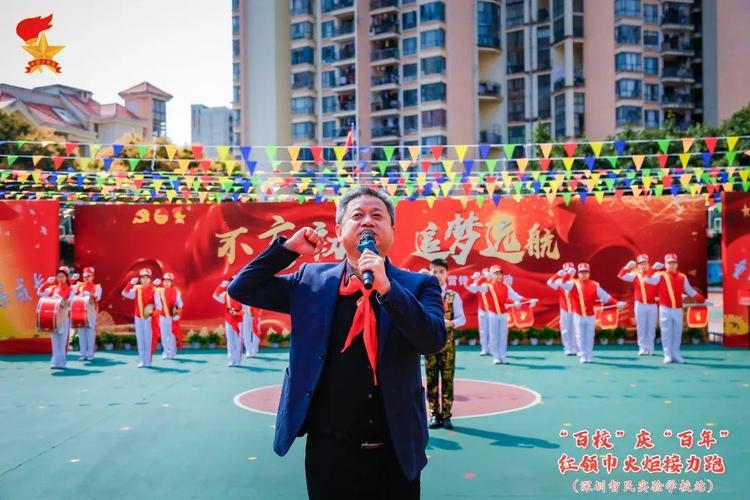 星星火炬在"党,团,队"间传递,用熊熊火炬的传递象征红色精神的薪火相