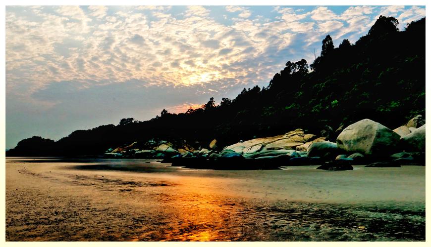 珠海市西区三灶横石基浅水滩是个摄影的好地方,天然礁石及浅水的海滩