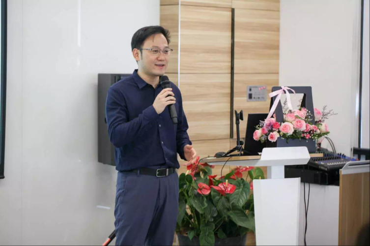 以爱为名,以花为媒,蓝城集团运营服务中心总经理黄超祝家人节日快乐