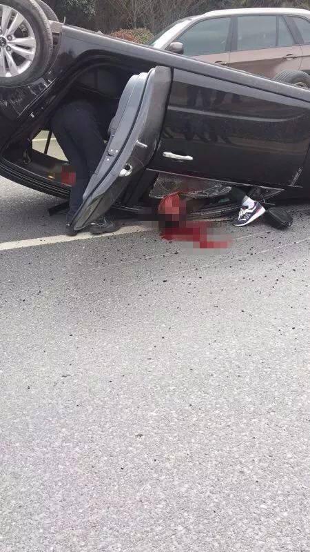 镇江扬中大全路转盘处发生一起车祸,速度过快翻车致副驾驶一人死亡!