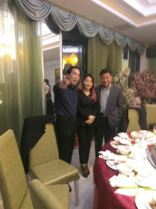 上海滑稽剧团演员周益人(饰康大海),吴爱艺