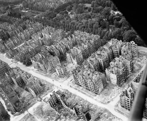 1943年7月24日,盟军开始了空袭汉堡的"蛾摩拉行动",为