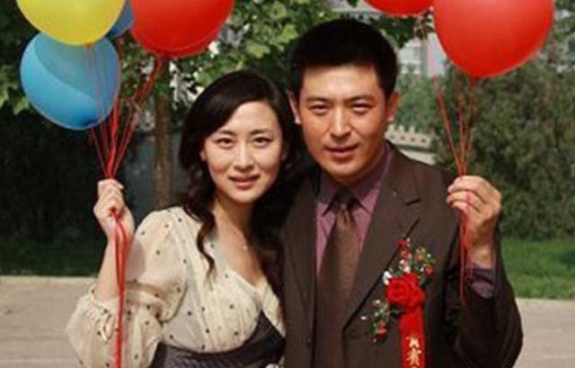 直到孙涛妻子的照片与资料曝光后,网友们不禁调侃:看他妻子是谁就明白