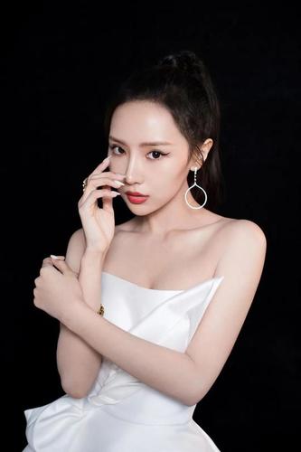 刘美麟出席北京时装周开幕式 高马尾裤装尽显优雅自信