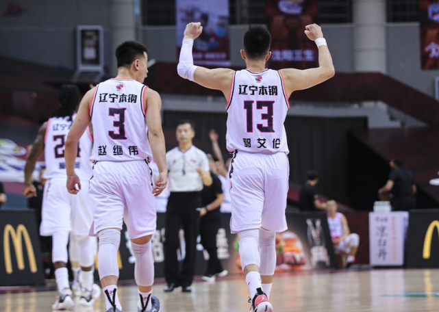 辽宁男篮大胜江苏,郭艾伦和贺天举在场上发生