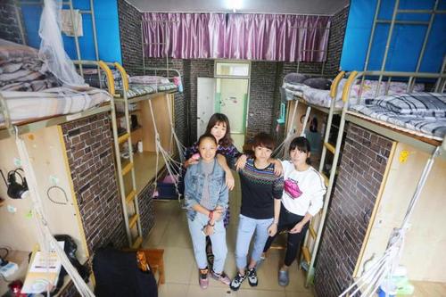 高清:江西九江学院女学生自装修复古宿舍