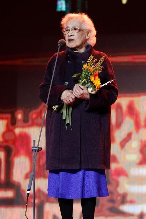 99岁秦怡满头白发有气质穿套裙精神又利落真是优雅了一辈子