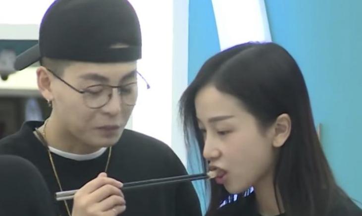 人工是非多,姜梓新被网友爆出两年与周晨晞录像内地综艺真人秀