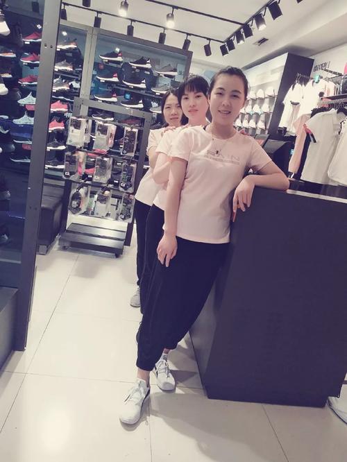 专业运动的产品 店长:王倩影 店员:张晴晴 金朱敏 多一点责任 多一点