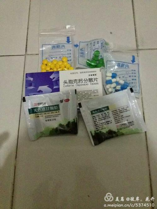 气候不适.工作的辛苦,她生病了.买了一袋药.那天她蹲在墙角里.哭了