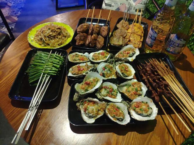 深夜撩胃宵夜必备99元抢购门市价336元的烧烤啤酒套餐