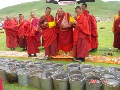 铁兔年五月十日中午,阿秋法王喇嘛仁波切示现圆寂前十三天,上师