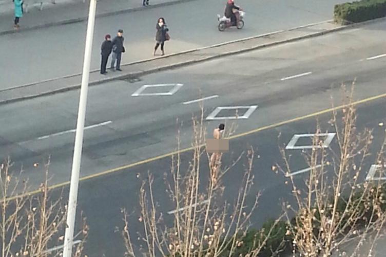 山东烟台一女子在马路上裸奔(组图)