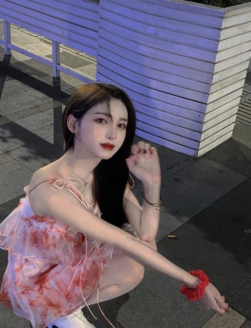 看着李由的美照,真的是比女孩子还要娇艳欲滴,应该可以称得上是一名"