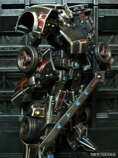 也是《变形金刚:绝迹重生》中出现的唯一的三变造型战士