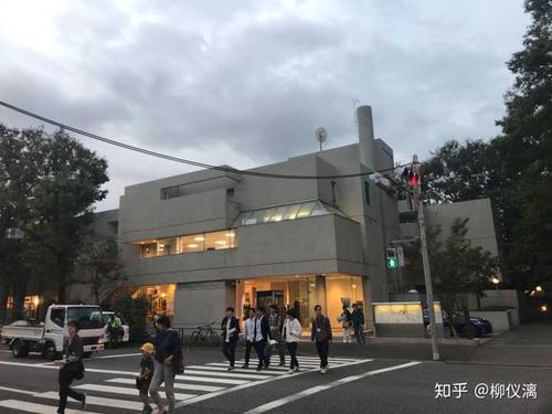 如何看待桢文彦不同时期风格在代官山建筑群里的体现?