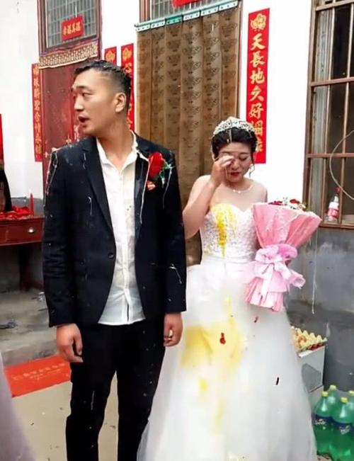 婚礼上新郎发火,当看到新娘的时候大怒:闹我可以,别碰我媳妇