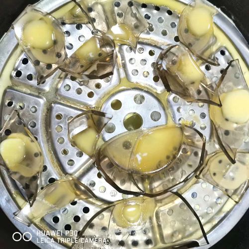 坏了之后我妈看着锅说上周我爸也是这么把碗蒸碎的