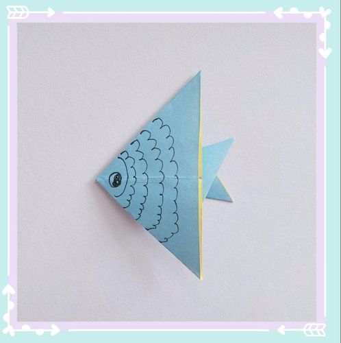 手工折纸《可爱的小鱼》