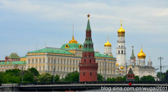 大克里姆林宫的楼顶是草绿色的,在此放张远景更好看.