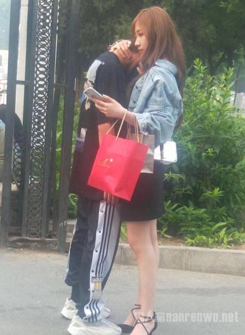 李振宁恋情 与女生当街拥抱 女主疑似蜜蜂少女队张天馨